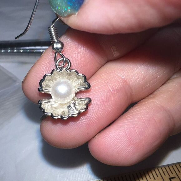Silver Tone Clamshell with Pearl Dangle Earrings - Picture 5 of 6